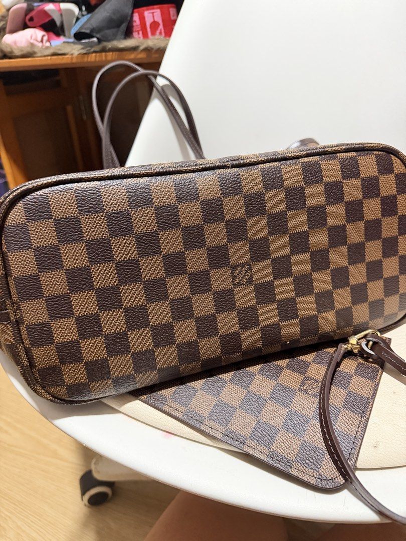 Damier Neverfull MM in Pink (Category: Luxury Bags & Wallets) located in Quezon City. Submitted by musthaveluxe (Listing ID 1467138271, Image 2). Description: In good condition MM size Searchable datecode.