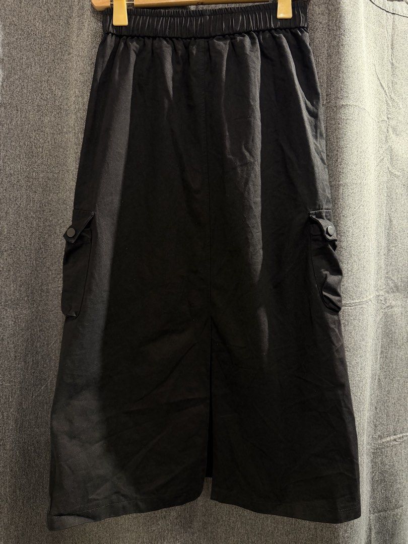 Danton - Cotton Cargo Skirt (Category: Skirts) located in Makati City. Submitted by dailypickups_ (Listing ID 1467130956, Image 2). Description: Size: 28-30 Waist Excellent condition Material: 100% Cotton.