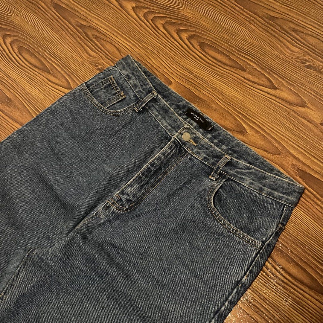 Dark blue hard denim baggy pants (Category: Jeans) located in Iligan City. Submitted by kd_thrift_shop (Listing ID 1466811146, Image 3). Description: Waist:34 Length:37 Thigh:12 Hem:10 No issue Measurements in slide Need wash.