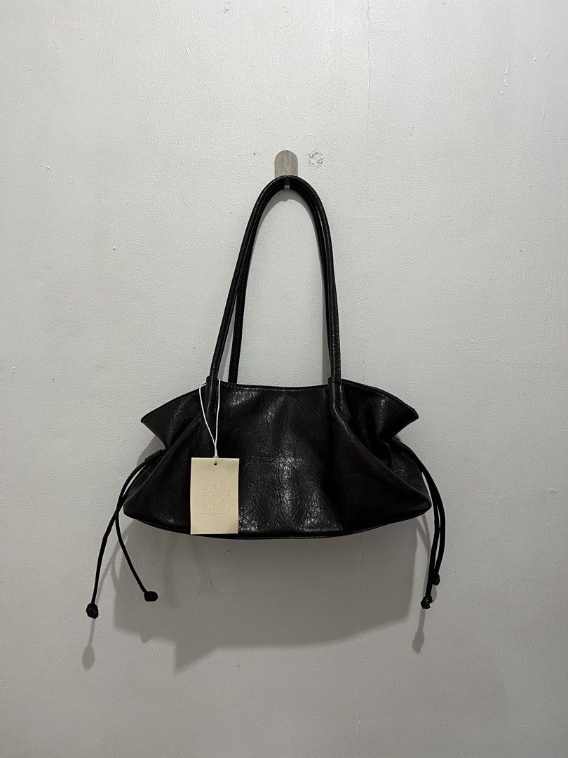 dark brown leather shoulder bag (Category: Shoulder Bags) located in Caloocan City. Submitted by sarangh0ee (Listing ID 1467012222, Image 1). Description: - from bkk 🇹🇭 - bnew with tag - super pretty in person 🩷 - spacious !! can fit everyday essentials .