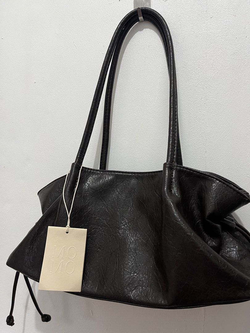 dark brown leather shoulder bag (Category: Shoulder Bags) located in Caloocan City. Submitted by sarangh0ee (Listing ID 1467012222, Image 2). Description: - from bkk 🇹🇭 - bnew with tag - super pretty in person 🩷 - spacious !! can fit everyday essentials .