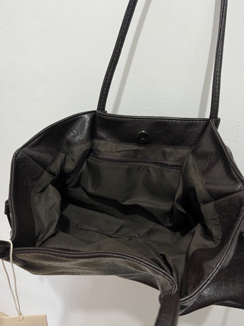 dark brown leather shoulder bag (Category: Shoulder Bags) located in Caloocan City. Submitted by sarangh0ee (Listing ID 1467012222, Image 3). Description: - from bkk 🇹🇭 - bnew with tag - super pretty in person 🩷 - spacious !! can fit everyday essentials .