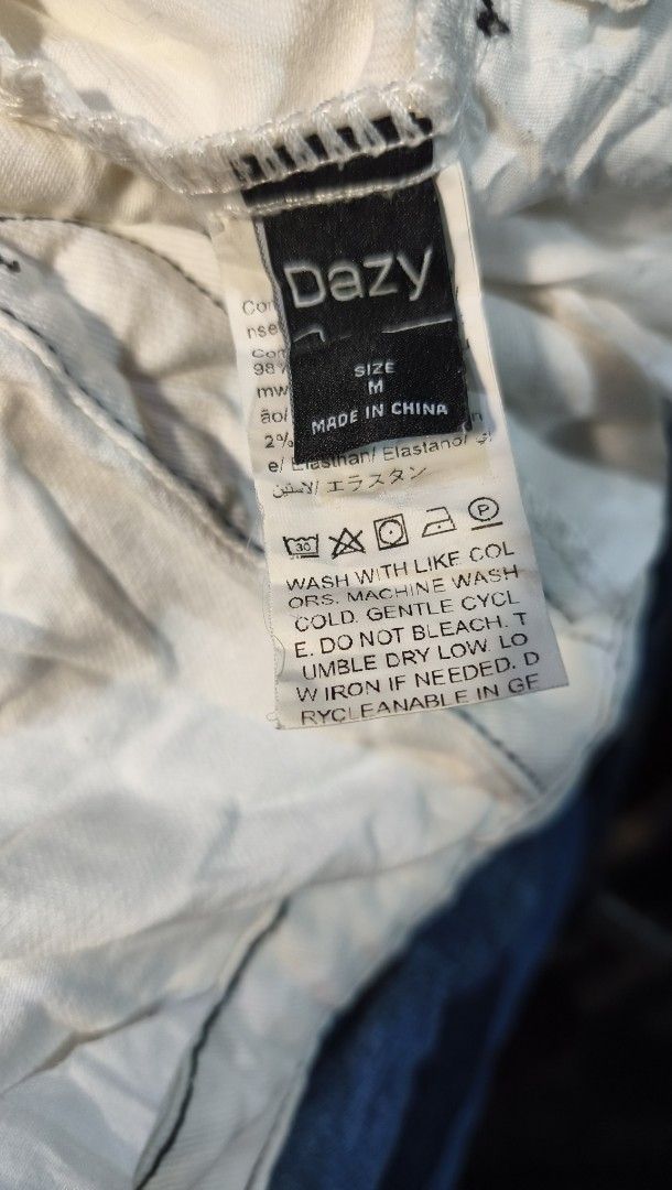Dazy White Denim Overalls Size M (Category: Jumpsuits) located in La Paz. Submitted by carou89146 (Listing ID 1467082891, Image 3). Description: - Brand/Style: DAZY white denim overalls with striking contrast black stitching - Size: Medium (tag inside) - Fit: Straight leg cut with adjustable straps and metal buttons - Pockets: Convenient front bib pocket and side pockets - Material: 98% cotton, 2% elastane blend for a comfortable stretch - Care: 