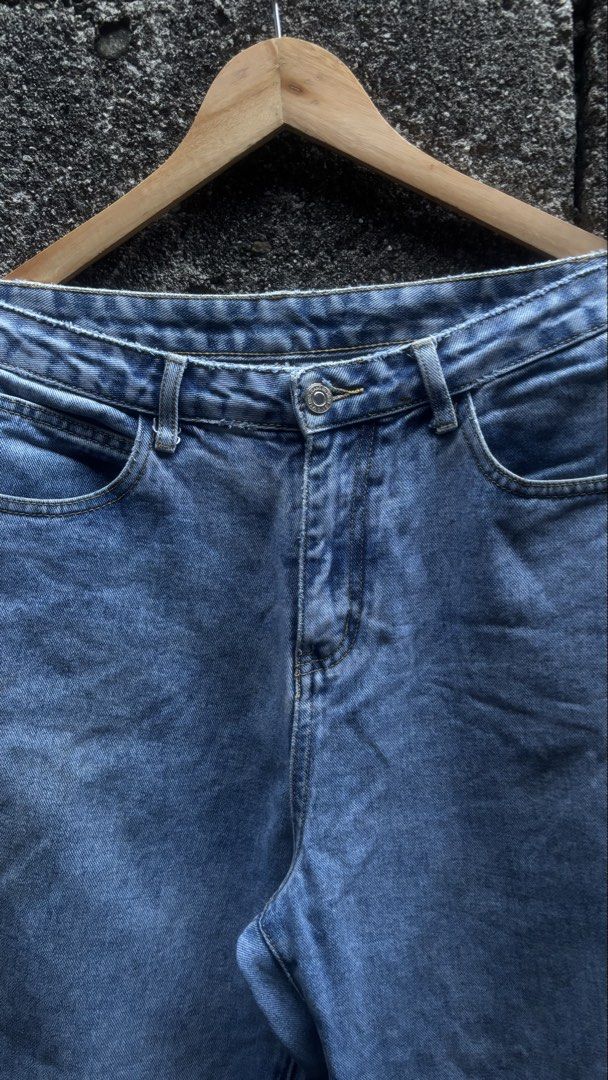 Deconstructed Jeans (Category: Jeans) located in Quezon City. Submitted by erodinamict (Listing ID 1467071617, Image 1). Description: Good Condition Waist:32 Length:38 Thigh:12 Hem:10.