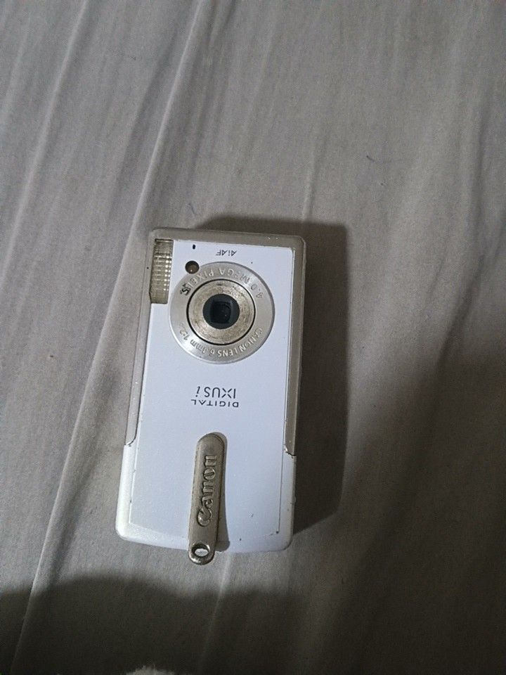 Defective Canon Ixus I (Read Description) (Category: Cameras) located in Samal. Submitted by yohannesumang (Listing ID 1466985964, Image 2). Description: (Negotiable price and Meet me on person) Issue: Lcd polarizer, Untested No battery (Or swap Working Jvc or Sony Camcorder) Fb: Yohanne Sumang.