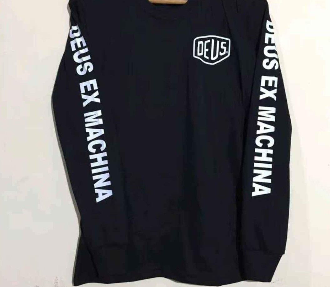 Deus Ex Machina Venice Long Sleeve Black (Category: Tshirts & Polo Shirts ) located in Baliuag. Submitted by el01993 (Listing ID 1466993729, Image 3). Description: - Brand: Deus Ex Machina - Color: Black - Size/Fit: Regular fit, crew neck - Details: Small chest logo badge, bold text on both sleeves, and large Venice Blvd graphic on the back Available TSHIRT AND LONGSLEEVE XL : SIZE LONGSLEEVE- 410 XXL : SIZE TSHIRT- 380 BRAND NEW NO TAG + SF FLAS