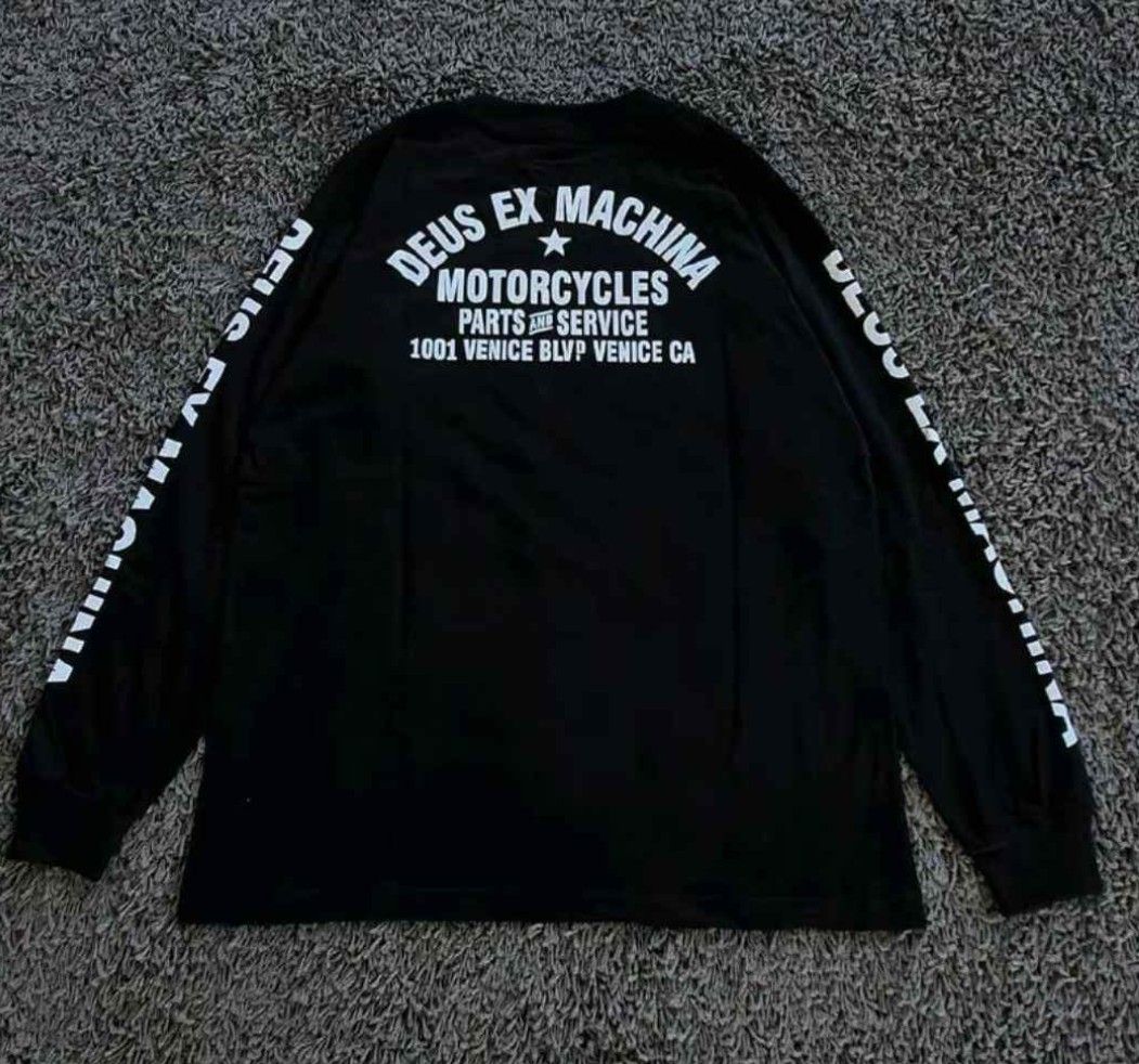 Deus Ex Machina Venice Long Sleeve Black (Category: Tshirts & Polo Shirts ) located in Baliuag. Submitted by el01993 (Listing ID 1466993729, Image 2). Description: - Brand: Deus Ex Machina - Color: Black - Size/Fit: Regular fit, crew neck - Details: Small chest logo badge, bold text on both sleeves, and large Venice Blvd graphic on the back Available TSHIRT AND LONGSLEEVE XL : SIZE LONGSLEEVE- 410 XXL : SIZE TSHIRT- 380 BRAND NEW NO TAG + SF FLAS