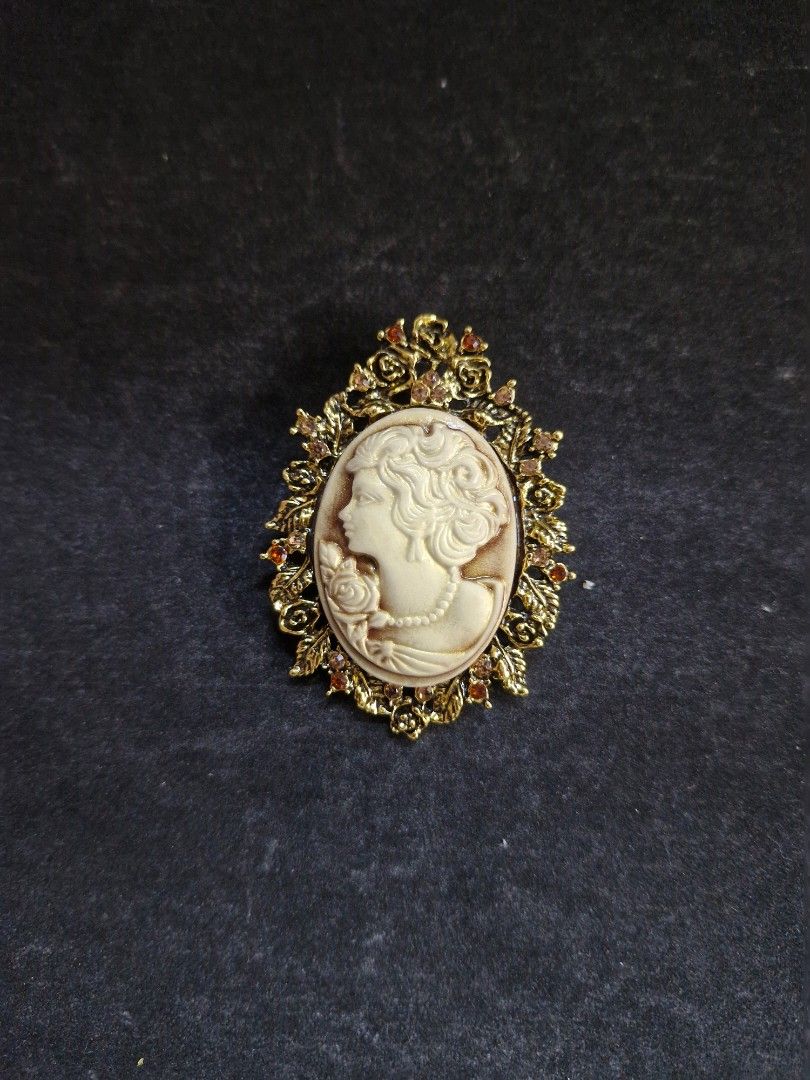 Diana's Rose Crest Brooch (Category: Brooches) located in Taguig. Submitted by mommaschoice (Listing ID 1466986822, Image 1). Description: Brand New Adorned w/ rhinestones Lightweight won't damage the fabric Adds elegance to one's outfit Ships nationwide.