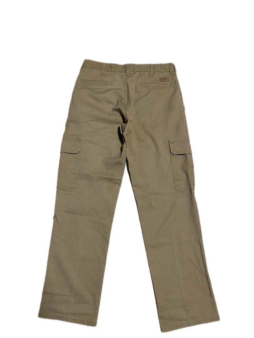 Dickies Cargo Pants Khaki (Category: Trousers) located in Aroroy. Submitted by derz.archive (Listing ID 1467010693, Image 1). Description: COLOR RATE: 9/10 ISSUE: PAINT STAIN WAIST: 32 LENGTH: 41 LEG HOLE:8.5.