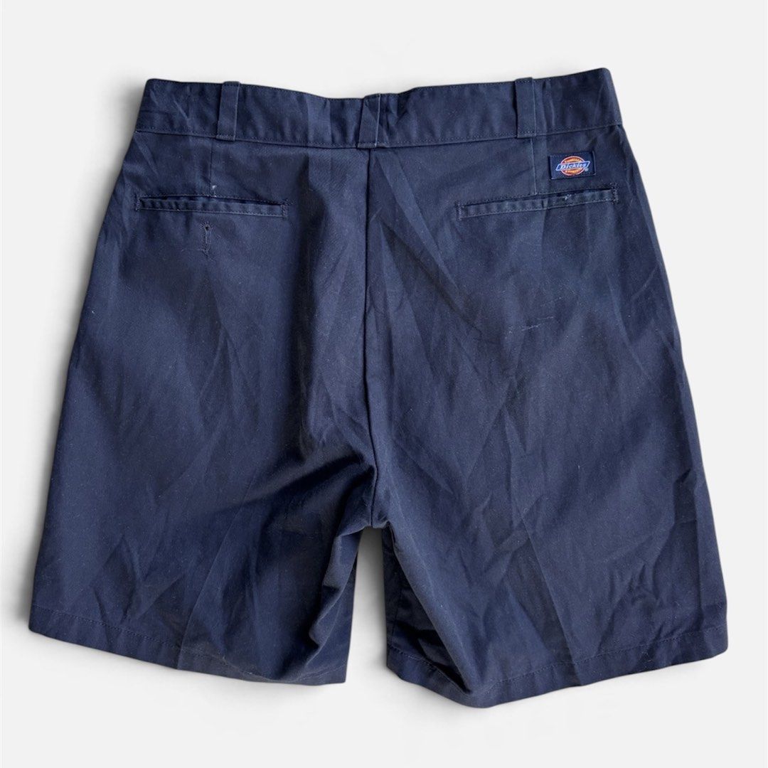 Dickies Short (Category: Shorts) located in San Mateo. Submitted by ashleymayagcaoili.18 (Listing ID 1467101988, Image 1). Description: Dickies Short Size: Fit to 33 waistline Dimes - 33 Waistline x 19.5 Length, leg opening 12 Issue(s): minimal paint splatter (see pic) Condtion: 9/10.
