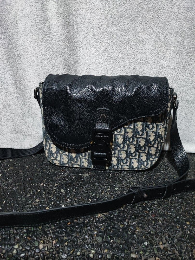 Dior Oblique Saddle Messenger Bag (Category: Luxury Bags & Wallets) located in Baguio. Submitted by jayrgijc52758 (Listing ID 1466980502, Image 1). Description: Dior saddle bag Small size In very good condition 800.