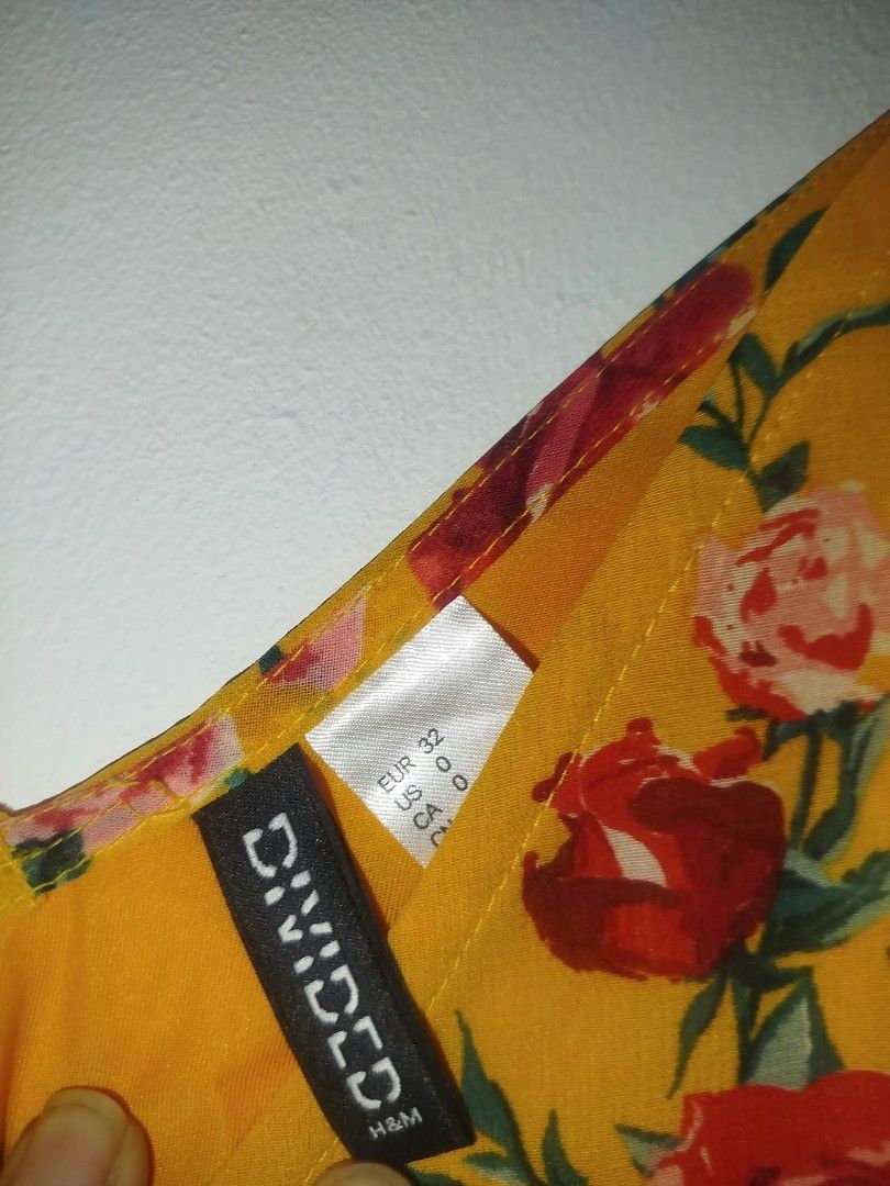 Divided Floral Dress (Category: Dresses) located in Manila. Submitted by shoppebymaria (Listing ID 1467097421, Image 2). Description: Tag say small.