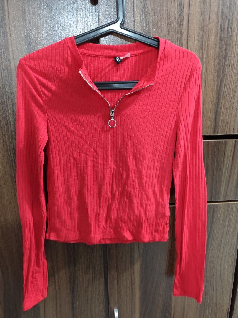 Divided Red Ribbed Long Sleeve Zip Top Size S (Category: Longsleeves) located in Cavite. Submitted by zenshub (Listing ID 1467079643, Image 3). Description: Used once. Sa concert ng Straykids. :).