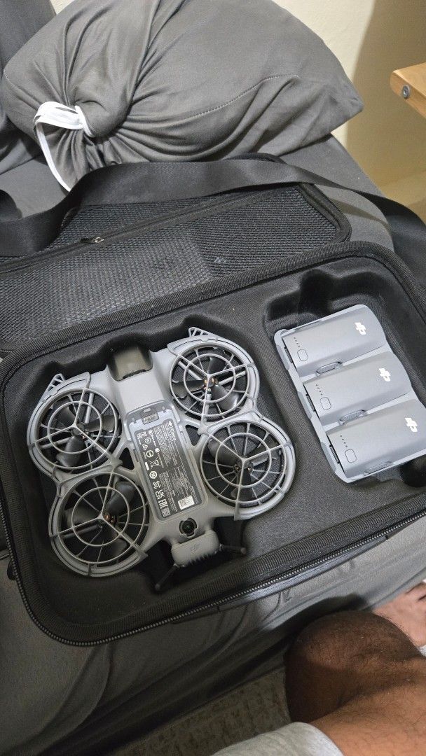 DJI Neo 2 drone storage bag and remote controller (Category: Drones) located in Manila. Submitted by fafamoto (Listing ID 1467056711, Image 2). Description: - Custom fit for DJI Neo 2: Safely holds drone, controller, and up to 3 batteries , and transceiver - Extra storage: Includes space for spare propellers packed in sealed plastic - Ultimate protection: Tough hard shell exterior guards against bumps and drops - Organized interior: Precision foa