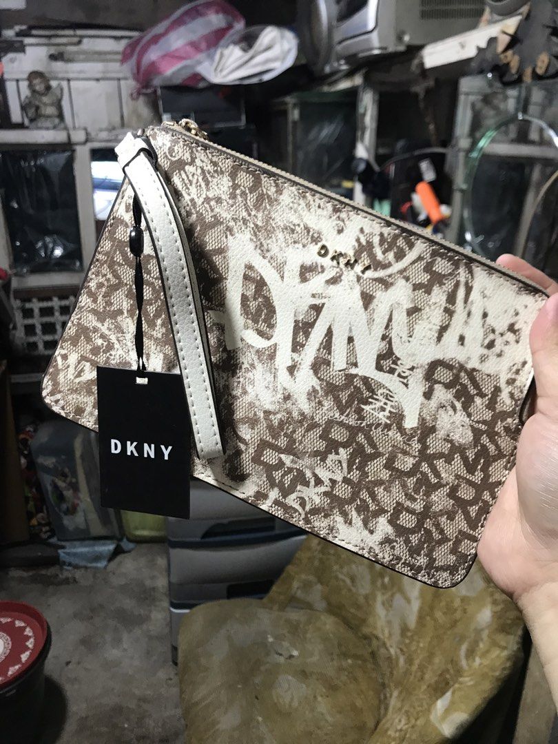 DKNY MD Wristlet R13LNQ82 (Category: Purses & Pouches) located in Quezon City. Submitted by rare_findsxx (Listing ID 1467003610, Image 3). Description: Never been used bought in the U.S 🇺🇸 Offer your price lalamove ready 📍Cubao Quezon City .