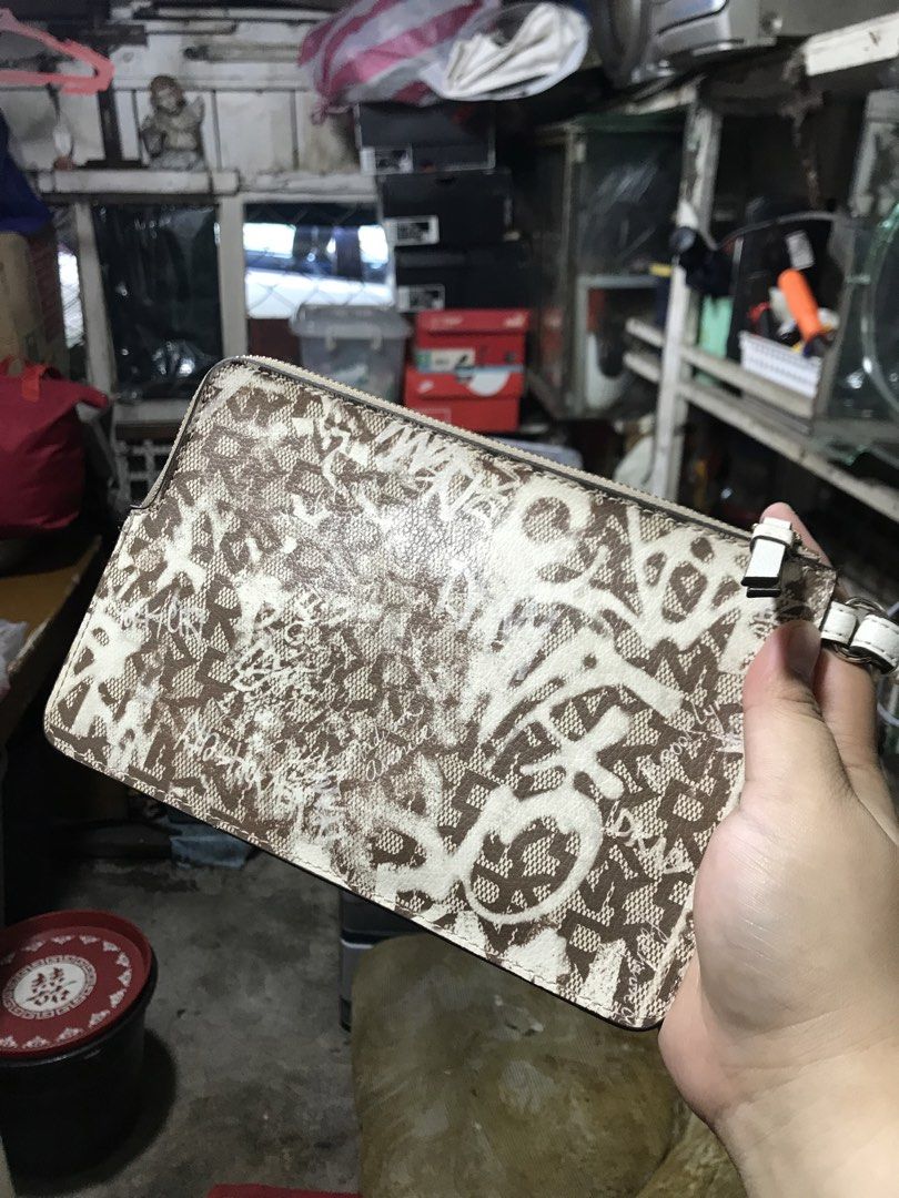 DKNY MD Wristlet R13LNQ82 (Category: Purses & Pouches) located in Quezon City. Submitted by rare_findsxx (Listing ID 1467003610, Image 2). Description: Never been used bought in the U.S 🇺🇸 Offer your price lalamove ready 📍Cubao Quezon City .