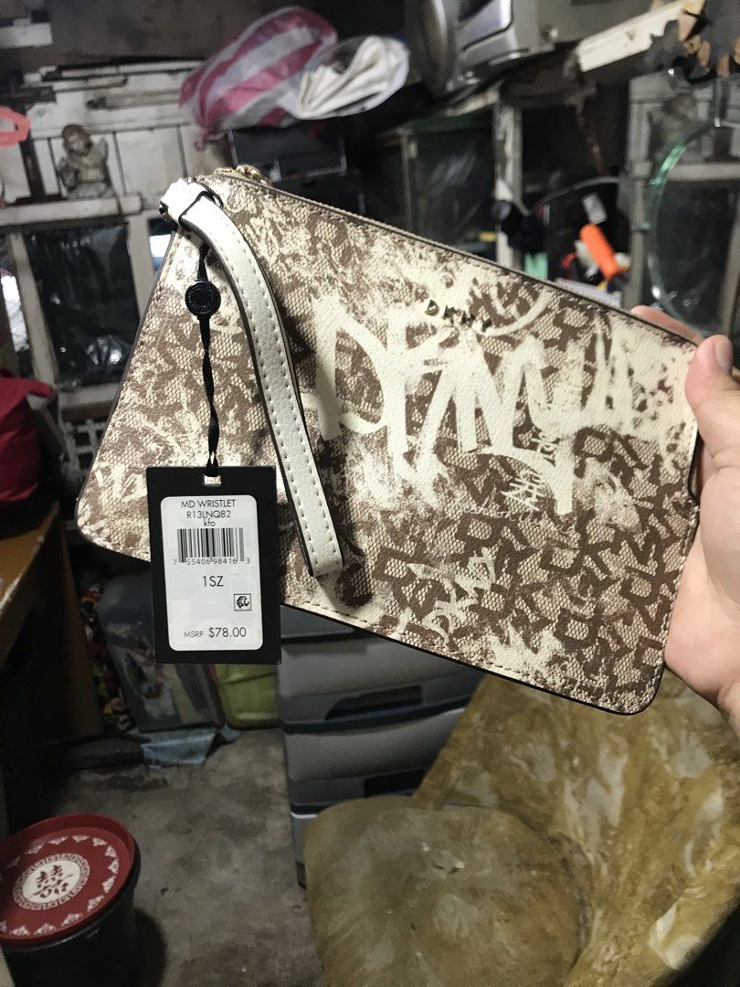 DKNY MD Wristlet R13LNQ82 (Category: Purses & Pouches) located in Quezon City. Submitted by rare_findsxx (Listing ID 1467003610, Image 1). Description: Never been used bought in the U.S 🇺🇸 Offer your price lalamove ready 📍Cubao Quezon City .