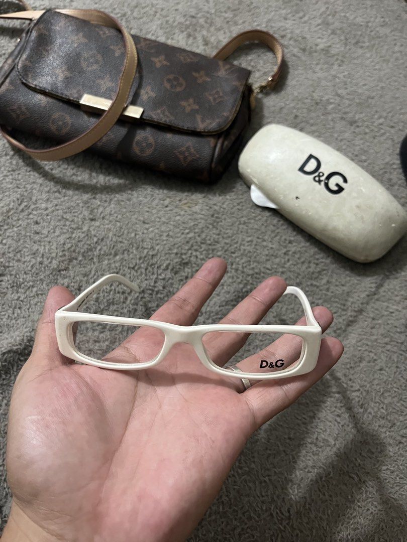 dolce & gabbana shades (Category: Activewear) located in Manila. Submitted by owjayy01 (Listing ID 1467140797, Image 1). Description: D&G DOLCE & GABBANA SHADES.
