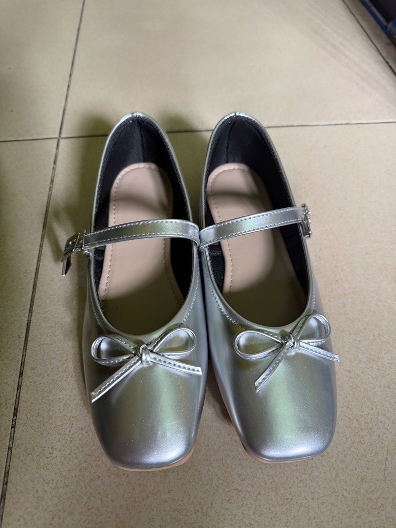 Doll shoes -Silver (Category: Flats & Sandals) located in Valenzuela. Submitted by shop.yogi (Listing ID 1466988841, Image 1). Description: Hi! I’m selling this pair of doll shoes for ₱600. They’re brand new and have never been used due to incorrect sizing. Made from Marikina. Size: 7 Price: ₱600 📍Valenzuela City.