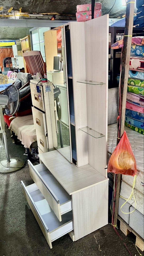 Dressing table (Category: Tables & Sets) located in Kuala Lumpur. Submitted by kedaiperabot.sentul26 (Listing ID 1466995174, Image 2). Description: Selfpickup & lalamove Kedai : sentul pasar dalam kl Tiada kerosakkan . Like new Cermin semua masih ok tak ada retak Berminat boleh datang tengok di kedai .
