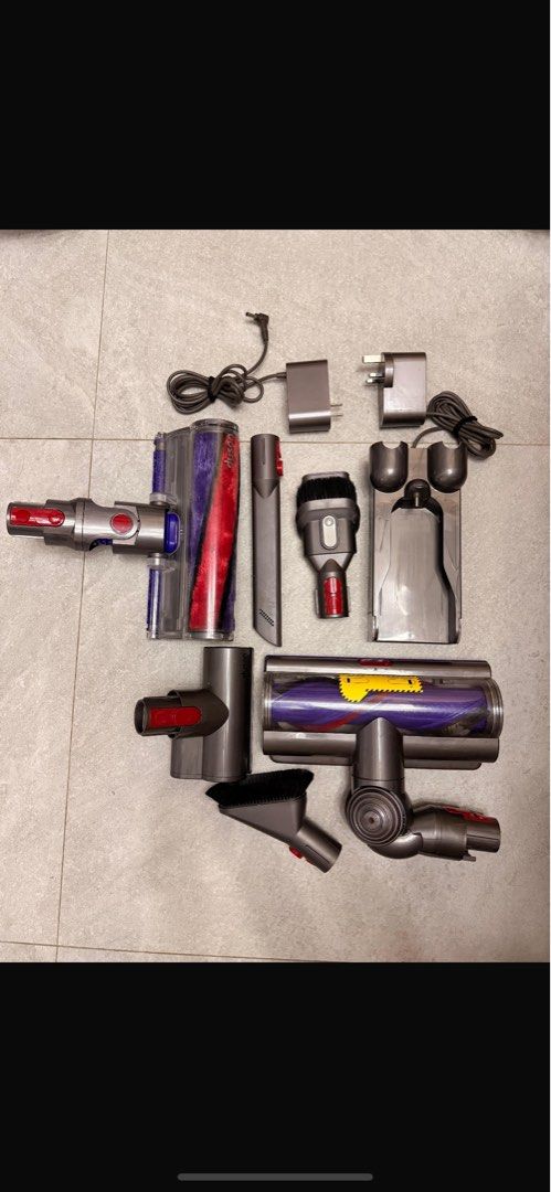 Dyson Cyclone V10 Absolute vacuum cleaner attachments and accessories （分類：吸塵機 ＆ 家居清潔電器）位於 Hong Kong。 由 teacup.trove 提交（商品編號 1467130567，圖片 1）。簡介： Dyson Cyclone V10 Absolute attachments and charging accessories. Orange wand included alongside two main cleaner heads, mini motorized tool, crevice tool, combination tool, soft dusting brush, dock station, and power adapter with UK plug. Everything pictured goes together as a full set for cleaning floor