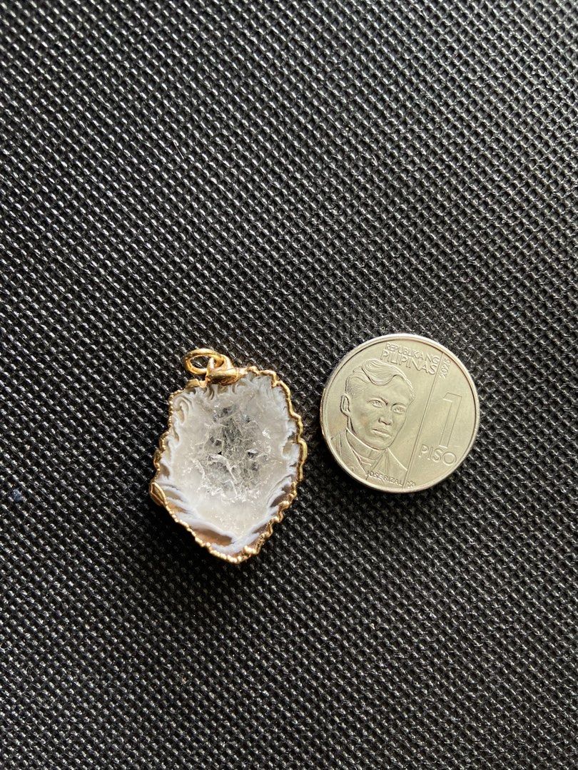 Elegant Pendant (Category: Necklaces) located in Binan City. Submitted by retroz_collections (Listing ID 1467027173, Image 2). Description: .
