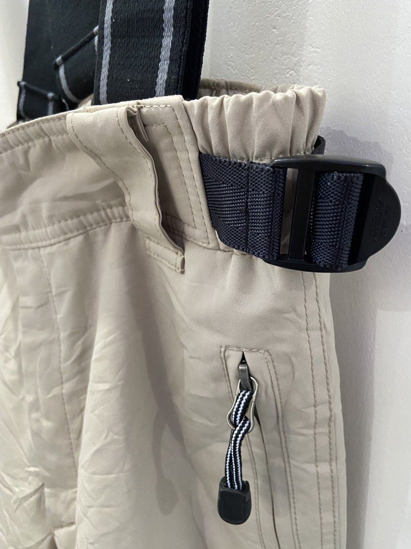 Ellesse Pants 90s (Category: Coats, Jackets and Outerwear) located in Tukuran. Submitted by retrothrifter88 (Listing ID 1467015059, Image 3). Description: Waist 32 Length 38 Strap is removable ✅.