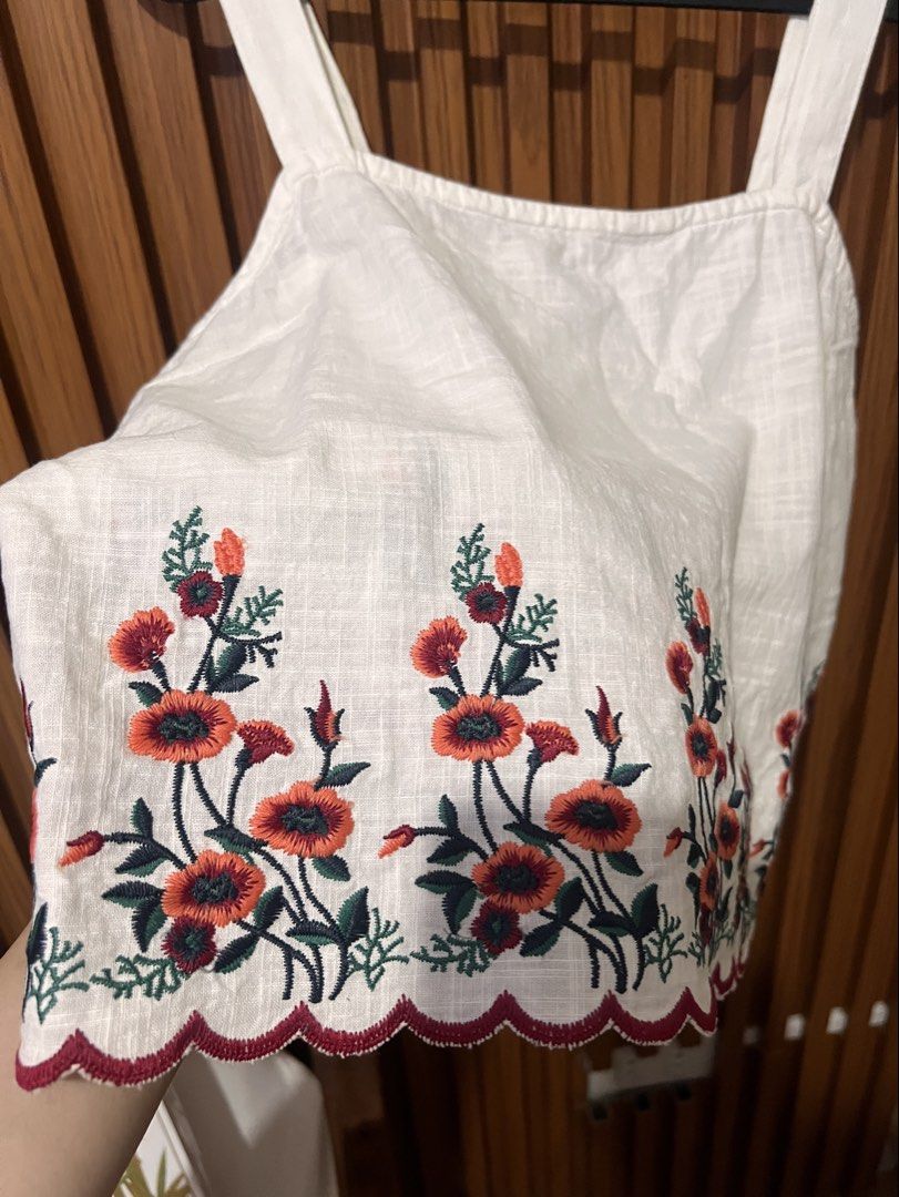 Embroidered White Blouse Unused (Category: Blouses) located in Quezon City. Submitted by coolliebels (Listing ID 1467085168, Image 3). Description: Decluttering Unused- natambak lang SF to shoulder by the buyer.