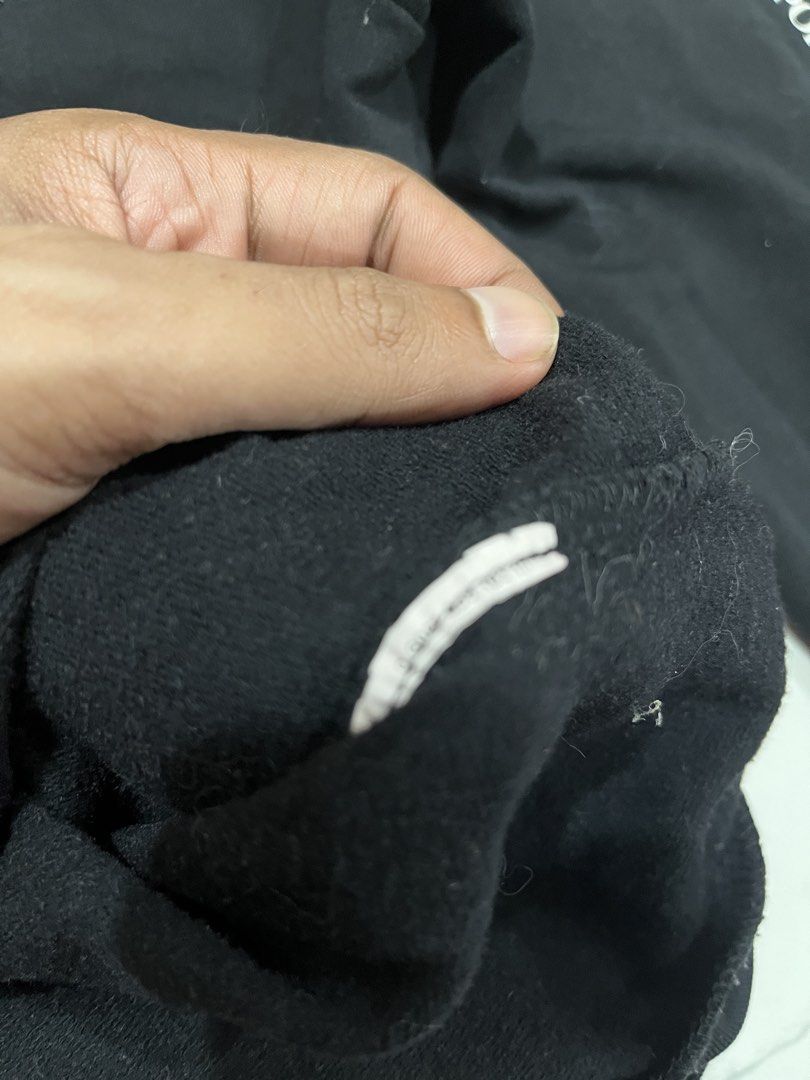 Emporio Armani (Category: Hoodies) located in Bacoor. Submitted by manonghits_2000 (Listing ID 1467124612, Image 3). Description: Emporio Armani (Guaranteed Authentic, Money back if proven fake) Measurement: 20.5x27.5 Color: Black Color Rate: 9.8/10 Condition: Good as New Issue: None Claim 200.
