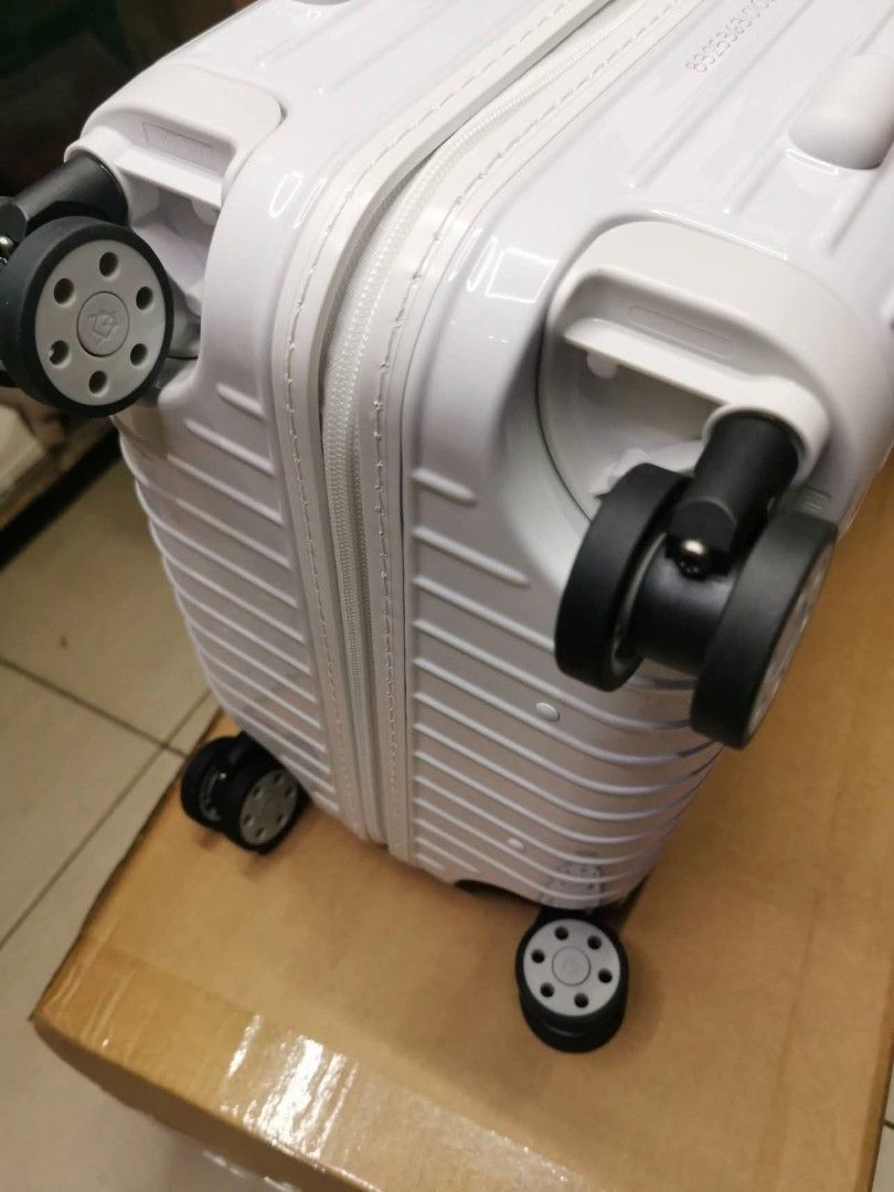 Essential White Cabin Luggage Suitcase (Category: Luggage) located in Manila. Submitted by dh3nz1 (Listing ID 1467063904, Image 3). Description: polycarbonate suitcase in pristine condition - Smooth 4-wheel multi-caster system and sturdy telescopic handle - Zip-around closure with built-in TSA-approved lock - Dual interior compartments with zipped mesh dividers and adjustable compression straps - Clean grey patterned fabric lining - Protective pl