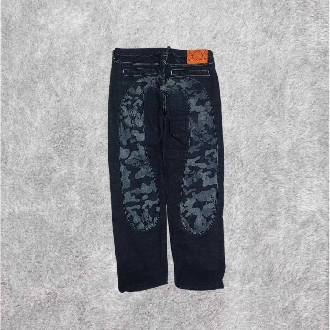 Evisu pants (Category: Shorts) located in Aroroy. Submitted by huna.arch (Listing ID 1467058772, Image 2). Description: 32/39/8 crack back logo 9/10 condition.
