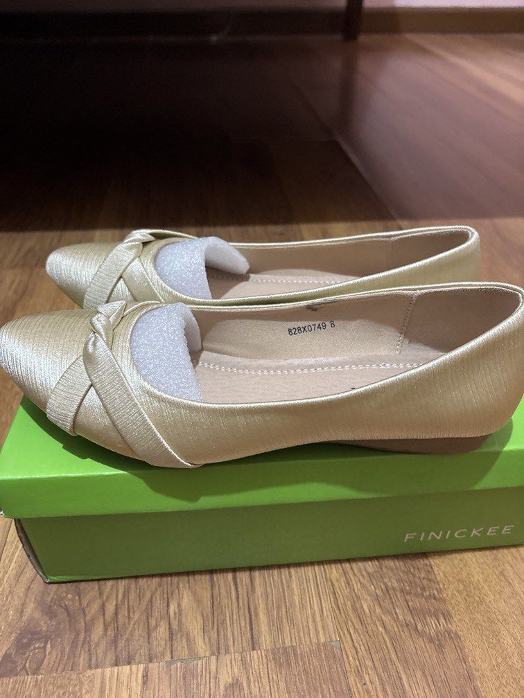 Finickee Yellow Doll Shoes (Category: Flats & Sandals) located in Manila. Submitted by luxurenaomi (Listing ID 1467009154, Image 2). Description: Size 8 Slightly dirty but can be cleaned.