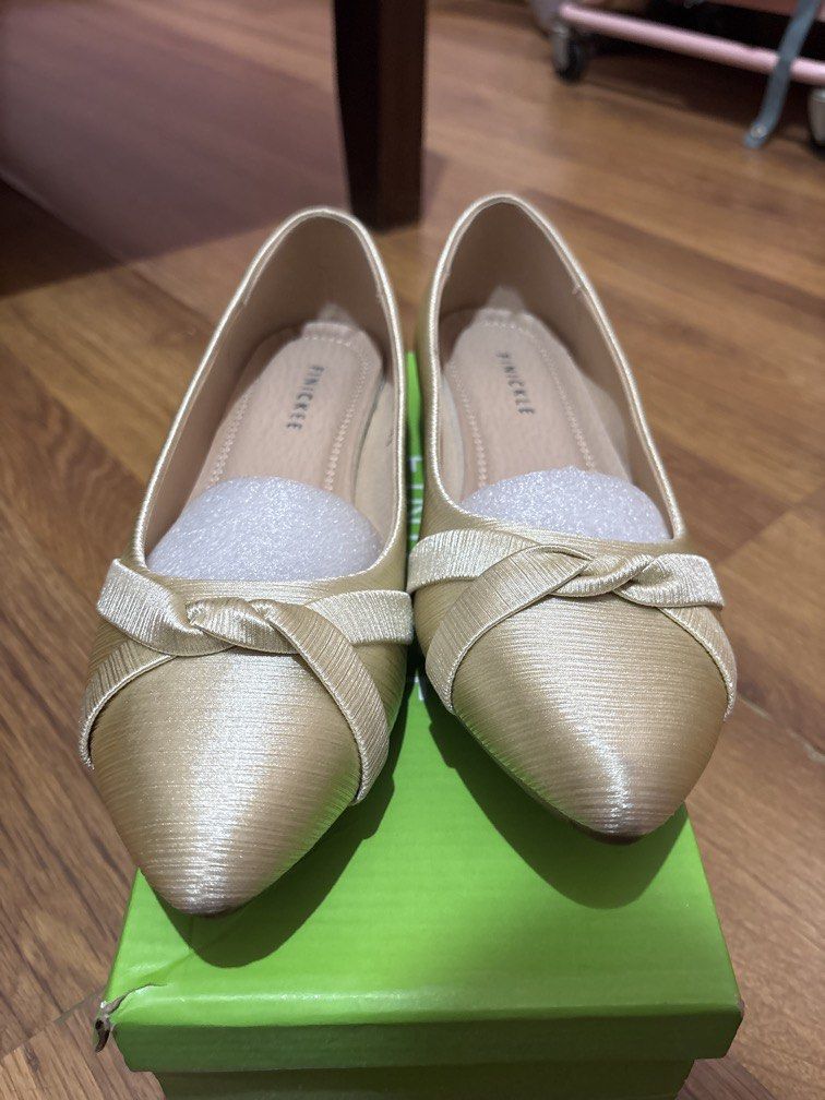Finickee Yellow Doll Shoes (Category: Flats & Sandals) located in Manila. Submitted by luxurenaomi (Listing ID 1467009154, Image 1). Description: Size 8 Slightly dirty but can be cleaned.