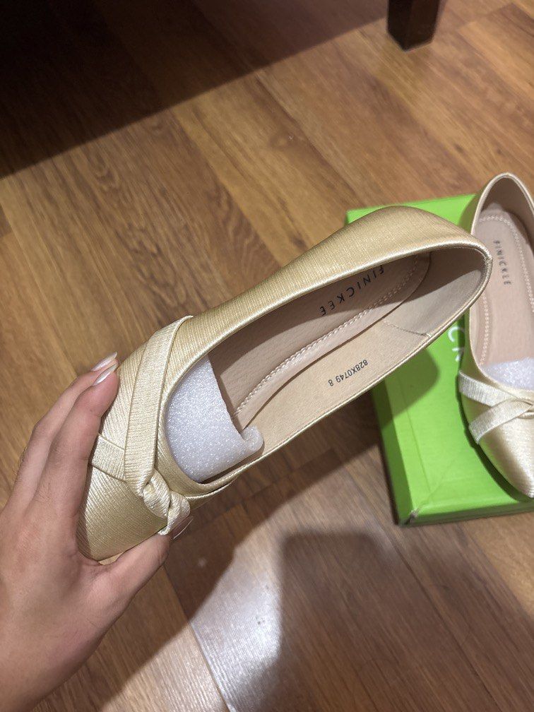 Finickee Yellow Doll Shoes (Category: Flats & Sandals) located in Manila. Submitted by luxurenaomi (Listing ID 1467009154, Image 3). Description: Size 8 Slightly dirty but can be cleaned.