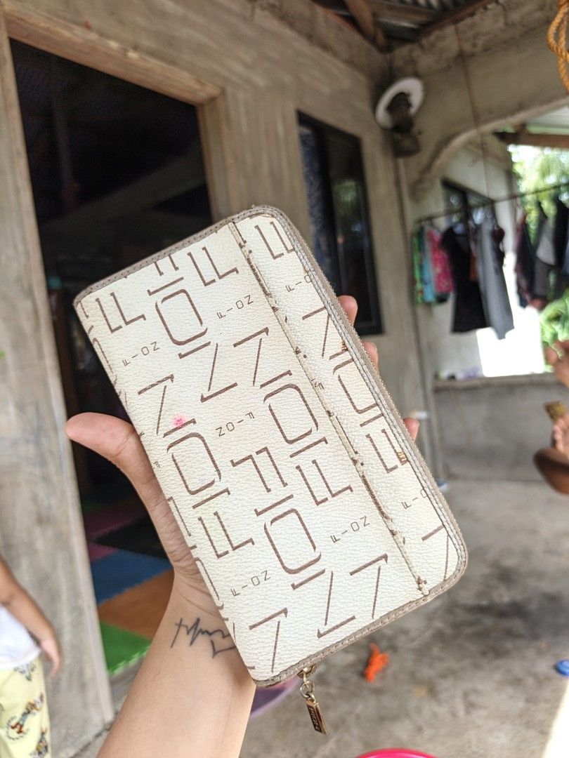 Fion long wallet (Category: Wallets & Card Holders) located in Quezon, Isabela. Submitted by ukay-ukaybylyn (Listing ID 1467166424, Image 1). Description: sign of use sa hardware zip and small dot sa front yung red.