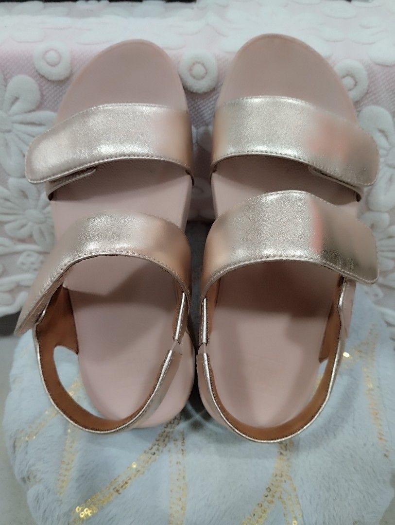Fitflop pink sandals (Category: Flats & Sandals) located in Subic. Submitted by starvi (Listing ID 1467091174, Image 1). Description: original fitflop, slightly used. no damage.