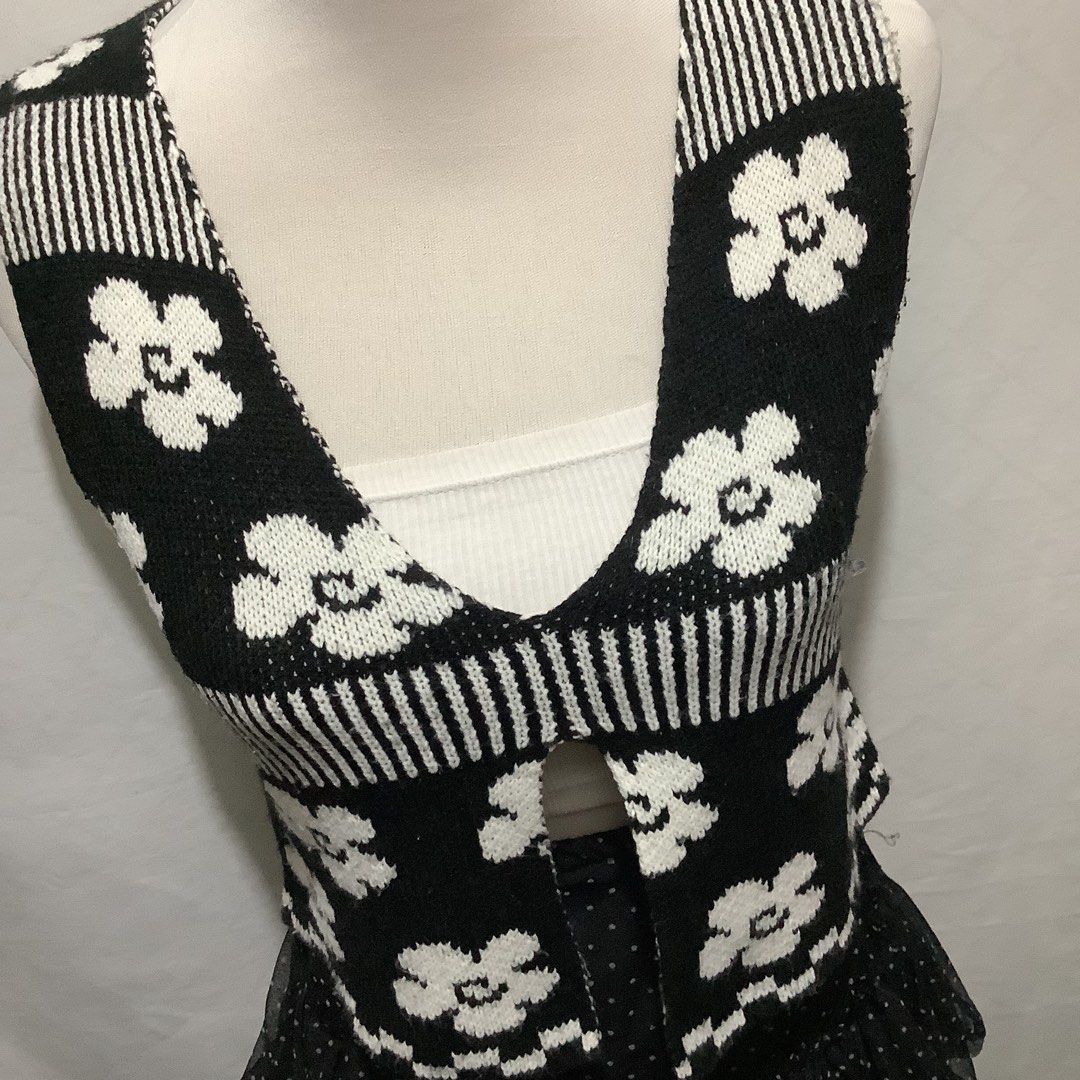 Floral Knitted Vest (Category: Sleeveless) located in Cavite. Submitted by kbyshe_catalog (Listing ID 1467098694, Image 2). Description: xs-medium soft fabric *need inner.