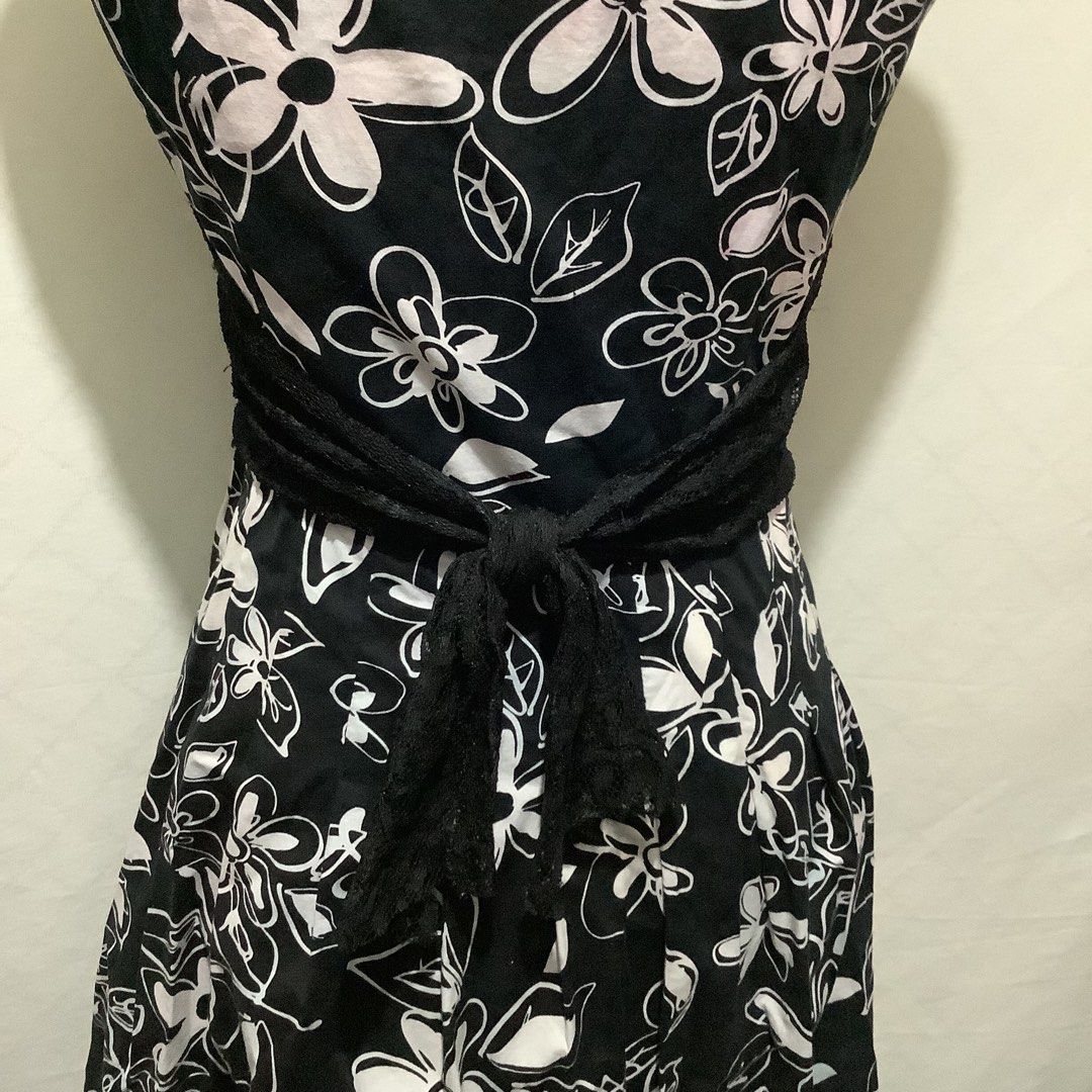 Black & White Floral Long Dress with Lace Details (Category: Dresses) located in Cavite. Submitted by kbyshe_catalog (Listing ID 1467101460, Image 3). Description: s-medium (length: around 40 inches) with lace details & zipper sa side .