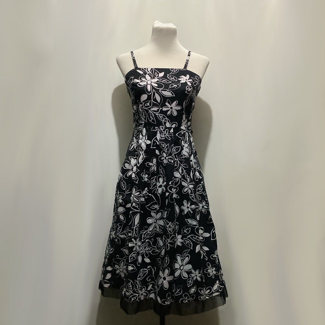 Black & White Floral Long Dress with Lace Details (Category: Dresses) located in Cavite. Submitted by kbyshe_catalog (Listing ID 1467101460, Image 1). Description: s-medium (length: around 40 inches) with lace details & zipper sa side .