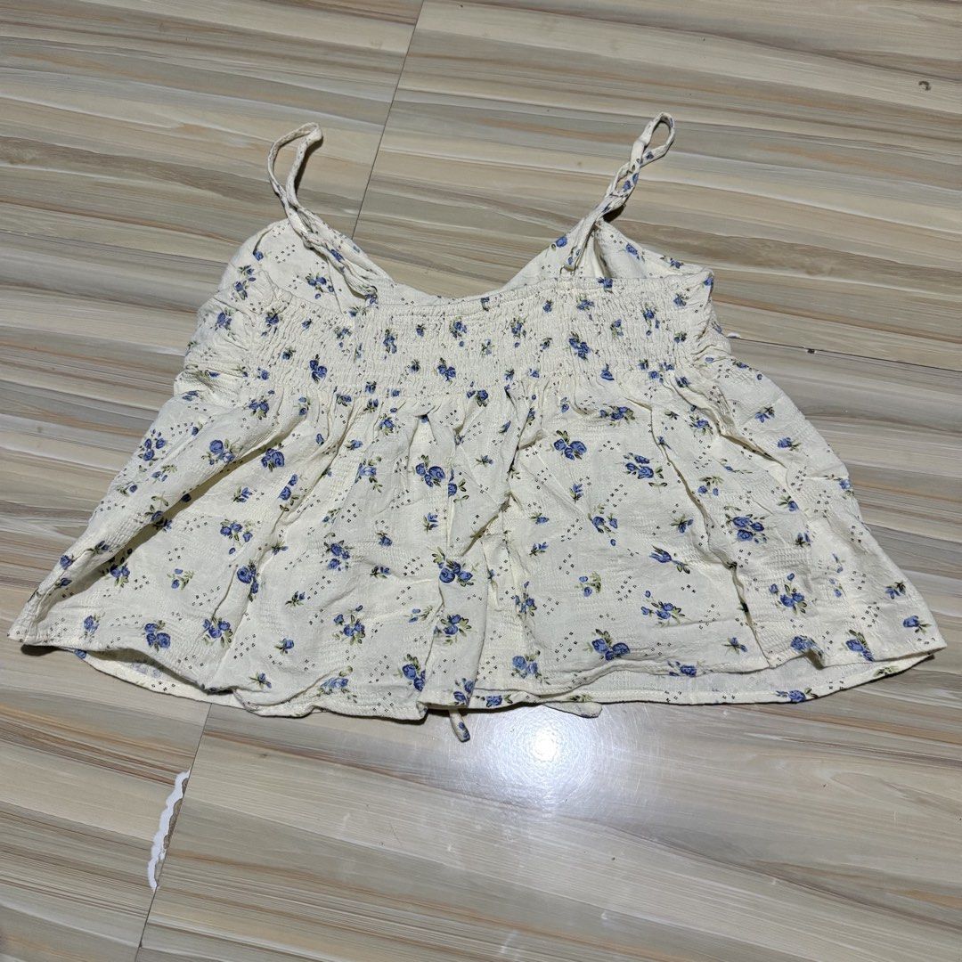 Floral spaghetti strap cami crop top with tie front (Category: Sleeveless) located in Mabalacat. Submitted by ilovegyu (Listing ID 1467165649, Image 2). Description: - cute.