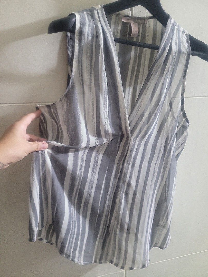 Forever21 Sleeveless (Category: Sleeveless) located in Los Banos. Submitted by lopecruz (Listing ID 1467091997, Image 2). Description: armpit: length: like new, no flaws M-L.