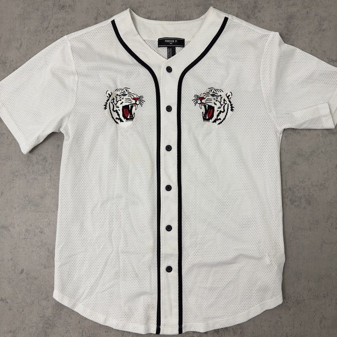 Forever 21 Baseball Jersey (Category: Coats, Jackets and Outerwear) located in Aroroy. Submitted by 2kjoma (Listing ID 1467103405, Image 1). Description: .