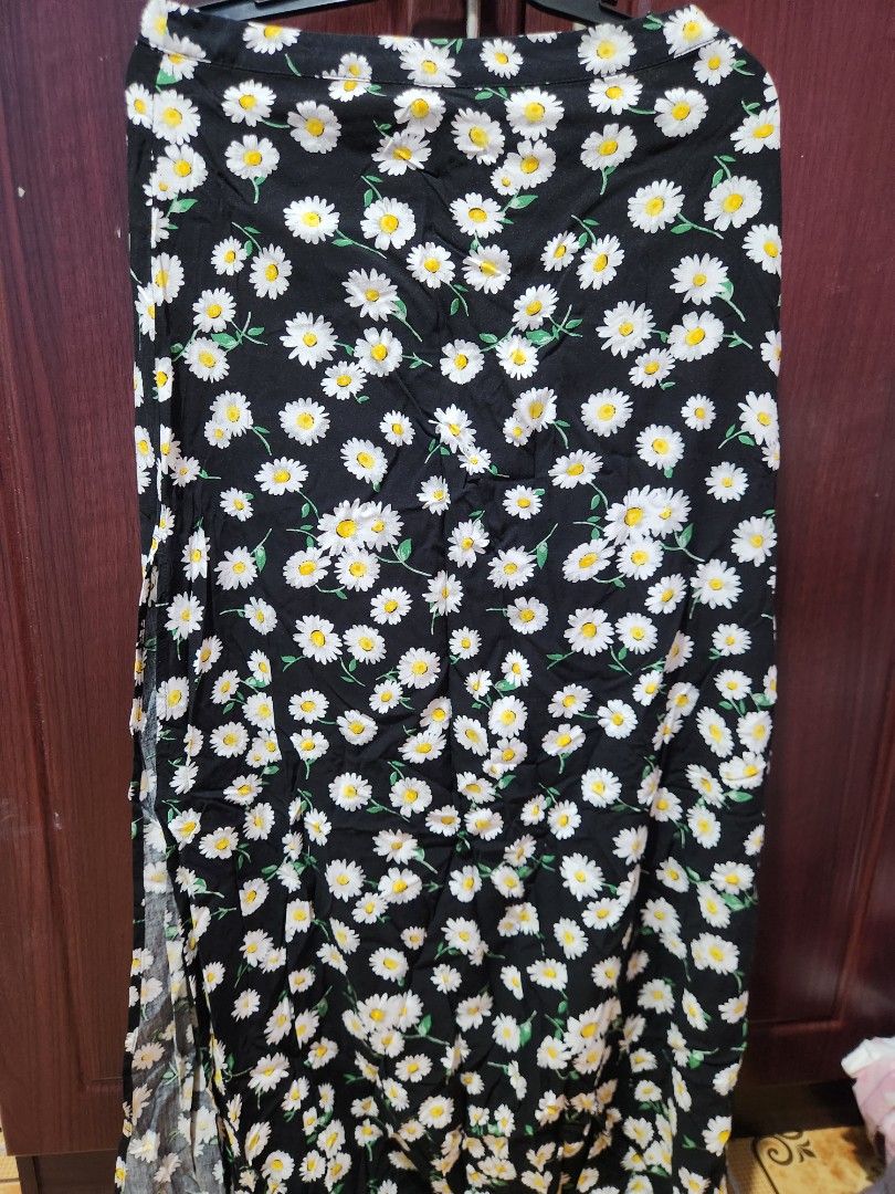 Forever 21 Black Daisy Print Skirt (Category: Skirts) located in Muntinlupa City. Submitted by yanyan1888 (Listing ID 1467030740, Image 1). Description: - Brand: Forever 21 - Design: Black with all-over white daisy print - Fit: Regular fit, lightweight and breathable fabric - Style: Perfect for casual days and easy to match - Origin: Made in China - Condition: Excellent / Well-maintained.