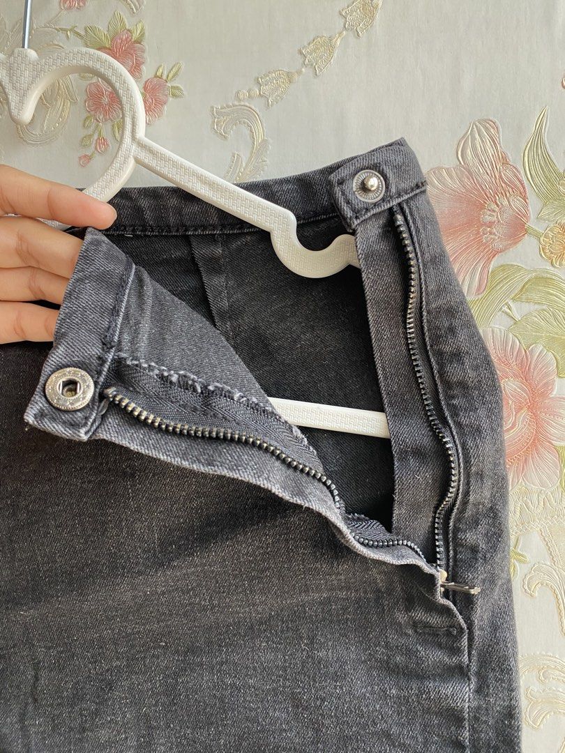 Forever 21 Dark Grey Denim Shorts (Category: Shorts) located in Bulacan. Submitted by str4wberryjj (Listing ID 1467110527, Image 2). Description: - size 24-25 - working button & zipper - get niyo naaa super ganda rin neto! .
