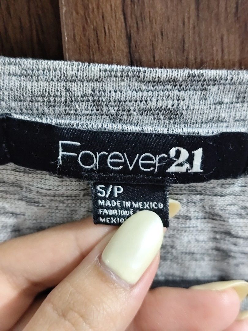Forever 21 Grey Long Sleeve Sweater Size S (Category: Longsleeves) located in Cavite. Submitted by zenshub (Listing ID 1467077219, Image 2). Description: Small can fit to medium. very comfy! may small stain lang sa harap, i think because natambak lang 🥹.