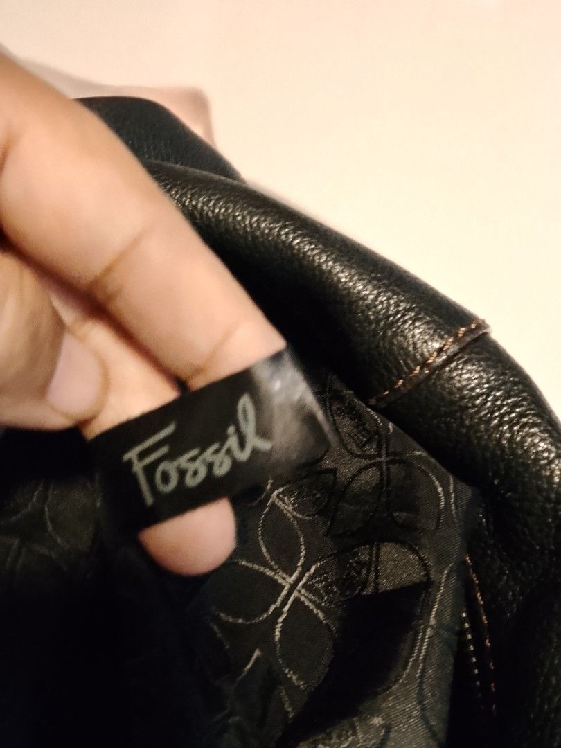 Fossil hobo (Category: Tote Bags) located in Manila. Submitted by wildwind_73f77a (Listing ID 1467055794, Image 2). Description: excellent condition.
