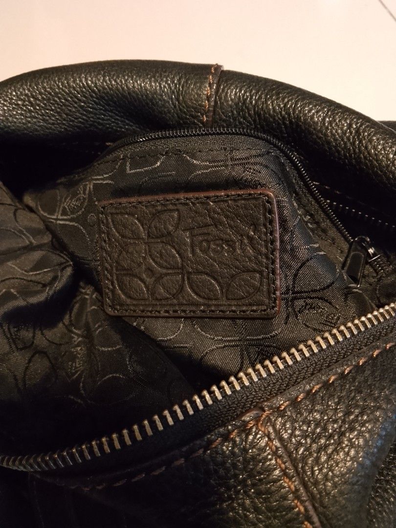 Fossil hobo (Category: Tote Bags) located in Manila. Submitted by wildwind_73f77a (Listing ID 1467055794, Image 3). Description: excellent condition.