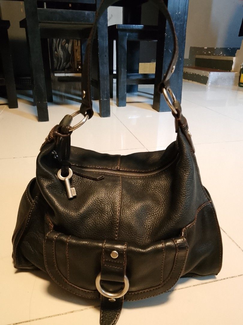 Fossil hobo (Category: Tote Bags) located in Manila. Submitted by wildwind_73f77a (Listing ID 1467055794, Image 1). Description: excellent condition.