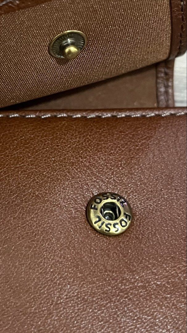 Fossil Madison Tab Multifunction Brown (Category: Wallets & Card holders) located in Manila. Submitted by raawrnicss (Listing ID 1467109114, Image 2). Description: ORIGINAL With original tag Bought from the US Multiple card slots and a clear ID window Payment first Can do meet up in SM Megamall Delivery: Lalamove.