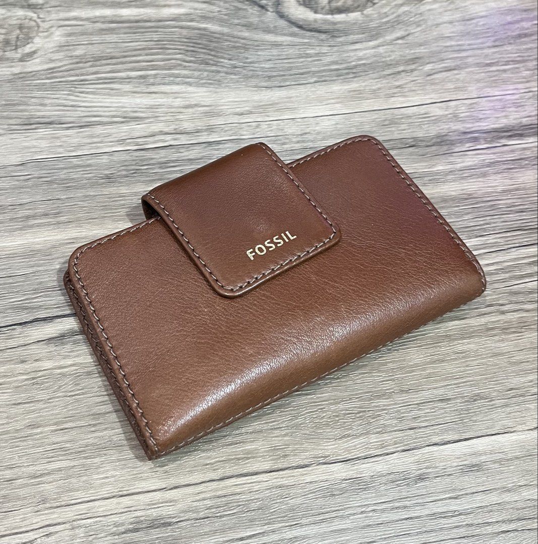 Fossil Madison Tab Multifunction Brown (Category: Wallets & Card holders) located in Manila. Submitted by raawrnicss (Listing ID 1467109114, Image 1). Description: ORIGINAL With original tag Bought from the US Multiple card slots and a clear ID window Payment first Can do meet up in SM Megamall Delivery: Lalamove.